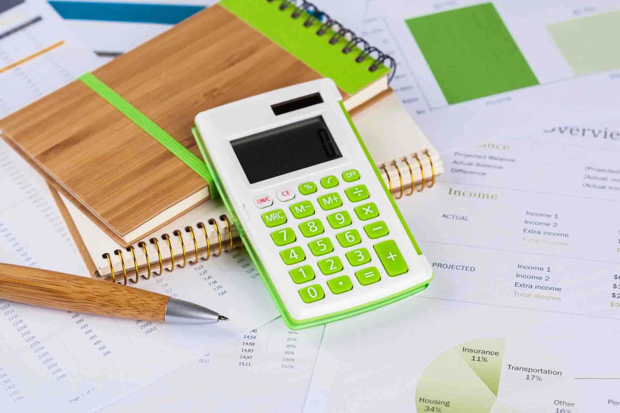 Asesor de Bimaik revisando documentación financiera para un estudio de hipoteca personalizado