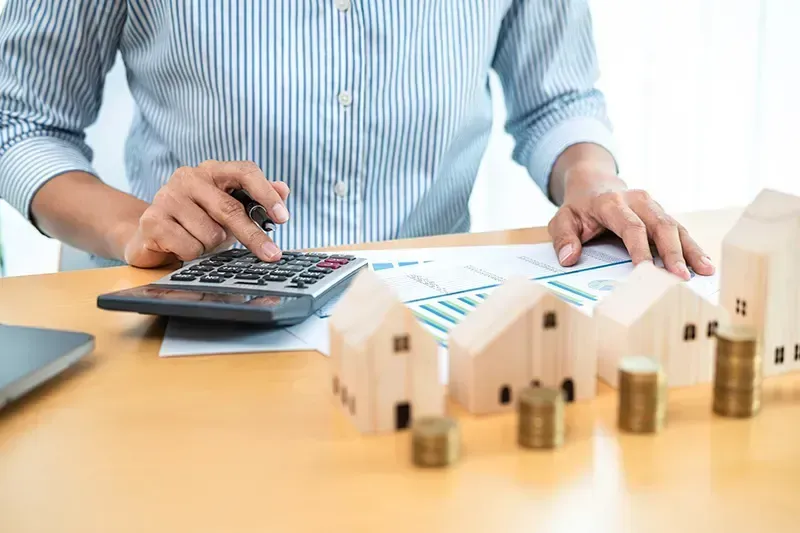 Asesor calculando hipoteca en Málaga con apoyo de bróker hipotecario y comparativa de bancos